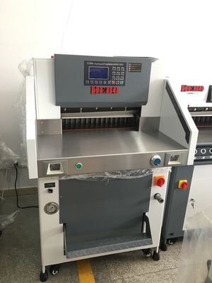 الصين 520mm هيدرولي ورقي عملية قطع آلة قابل للبرمجة آلي ورقي عملية قطع آلة المزود